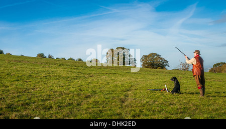 Un uomo con un colpo di pistola sorgeva su un fagiano sparare in attesa per l'inizio della giornata di riprese Foto Stock