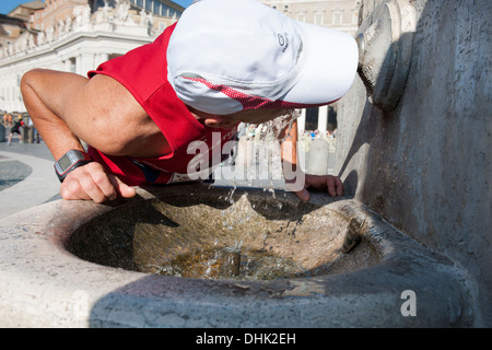 Atleta di bere in Piazza San Pietro prima della gara Foto Stock