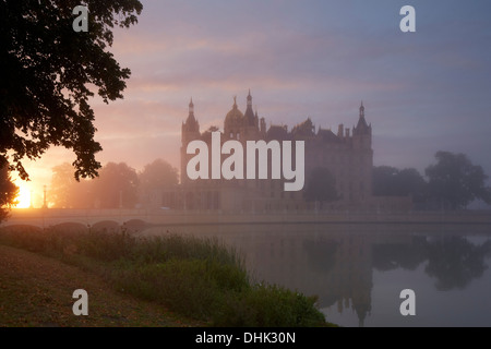 Vista del Castello di Schwerin presso sunrise, Schwerin, Meclemburgo-Pomerania, Germania, Europa Foto Stock