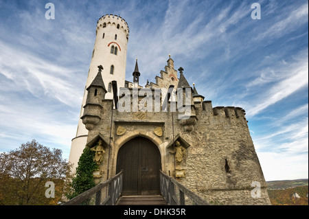 Castello di Lichtenstein sotto il cielo velato, Svevo Alp, Baden-Wuerttemberg, Germania, Europa Foto Stock