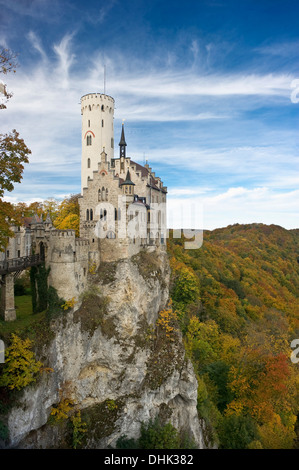 Castello di Lichtenstein sotto il cielo velato, Svevo Alp, Baden-Wuerttemberg, Germania, Europa Foto Stock