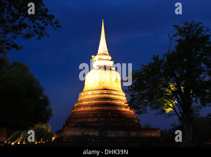 Antica pagoda al crepuscolo, Wat Mahathat in Sukhothai Historical Park,della Thailandia. Foto Stock