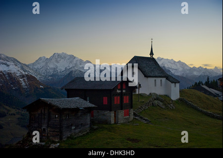 Villaggio di montagna a Bettmeralp al tramonto, Canton Vallese, Svizzera, Europa Foto Stock