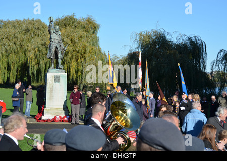 RemembranceSundayat Twickenham WarMemorial come in tutta theUK i due minuti di silenzio le bande Play (Riproduci)Per onorare i morti di 2 wws Foto Stock