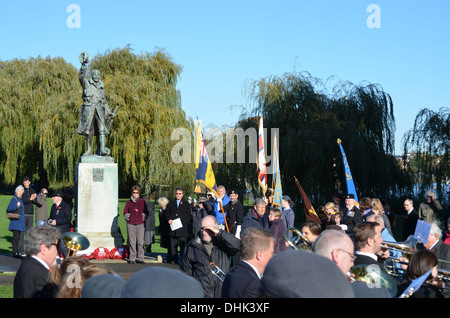 RemembranceSundayat Twickenham WarMemorial come in tutta theUK i due minuti di silenzio le bande Play (Riproduci)Per onorare i morti di 2 wws Foto Stock