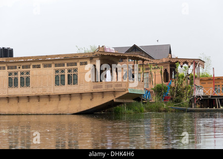 Turisti e del Kashmir uomo in piedi nella parte anteriore della casa galleggiante in dal lago a Srinagar Kashmir, India. Foto Stock