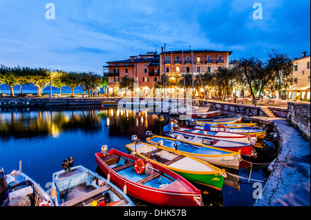 Il lungomare e il porto di Torri del Benaco, Lago di Garda, provincia di Verona, Italia settentrionale, Italia Foto Stock