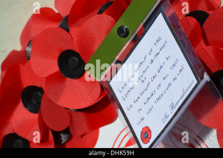 RemembranceSundayat Twickenham WarMemorial come in tutta theUK i due minuti di silenzio le bande Play (Riproduci)Per onorare i morti di 2 wws Foto Stock