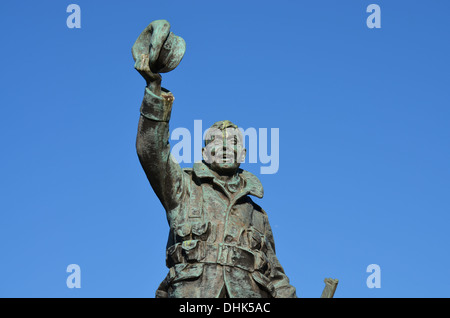 Il soldato in cima TwickenhamWarMemorial indossa un smileas onde egli attraverso la silenceand il bandplaying thathave supportata 100anni Foto Stock