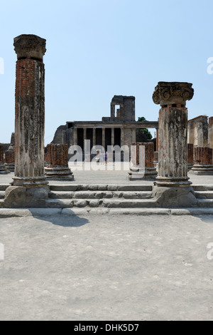 Vista parziale della basilica con le eleganti in stile ellenistico due-livello Tribunal in background a Pompei Italia. Foto Stock