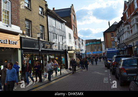 Shopping in Kingston on Thames.Vicino al Market Sq.è un piccolo st.di negozi che lo rendono popolare tra gli amanti dello shopping in cerca di occasioni Foto Stock