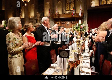 Gli ospiti arrivano al Signore sindaci banchetto al Guildhall in London, Gran Bretagna, 11 novembre 2013. Foto Stock