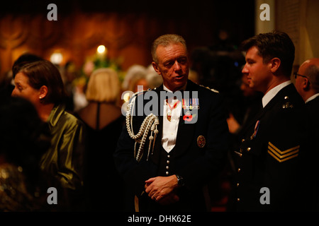 Sir Bernard Hogan-Howe (L) del commissario della Metropolitan Police Service arriva al Signore sindaci banchetto al Guildhall Foto Stock