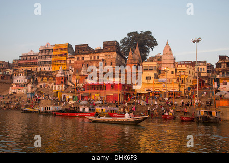 Barche sul fiume Gange di fronte Dasaswamedh Ghat Varanasi, Uttar Pradesh, India Foto Stock