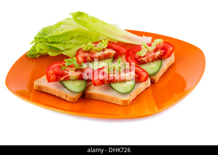 Fette biscottate panini con lattuga, pomodoro, cetriolo sulla piastra isolata su sfondo bianco. Foto Stock