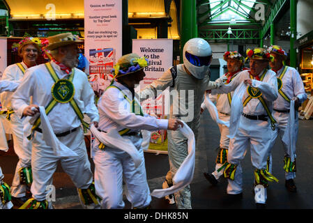 Londra REGNO UNITO 12 Nov 2013 :dove la Stig? Top Gear Guida alla Gran Bretagna libro lancio a Londra Credito: Vedere Li/Alamy Live News Foto Stock