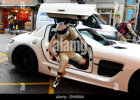 Londra REGNO UNITO 12 Nov 2013 :dove la Stig? Top Gear Guida alla Gran Bretagna libro lancio a Londra Credito: Vedere Li/Alamy Live News Foto Stock