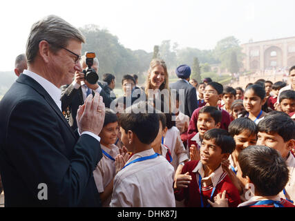 New Delhi, India. Xii Nov, 2013. Deliberando il Ministro degli esteri tedesco Guido Westerwelle (FDP), incontra un gruppo di studenti indiani presso la tomba di Humayun a Nuova Delhi, India, 12 novembre 2013. Westerwelle si recherà in visita in India e gli Emirati arabi uniti sul suo ultimo grande viaggio all'estero. Foto: RAINER JENSEN/dpa/Alamy Live News Foto Stock