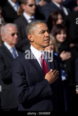 Il Presidente Usa Barack Obama rende onori nel corso delle cerimonie per onorare i veterani presso il Cimitero Nazionale di Arlington in onore dei veterani giorno Novembre 11, 2013 in Arlington, VA. Foto Stock