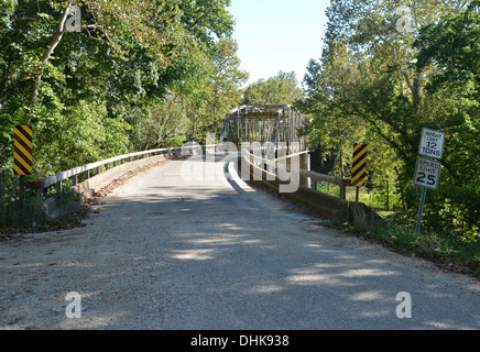 Vecchia trave reticolare scatola ponte attraversa un fiume su vecchi Route 66 nelle zone rurali del Missouri, USA Foto Stock