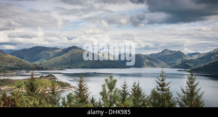 Vista delle montagne & Loch Hourn a Kinloch Hourn nelle Highlands della Scozia. Foto Stock