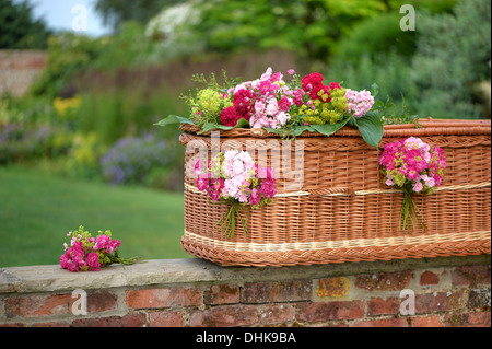 Bara di vimini con decorazioni di fiori Foto Stock