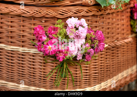 Bara di vimini con decorazioni di fiori Foto Stock