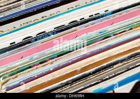 Di seconda mano dischi in vinile in un record shop, Madrid, Spagna Foto Stock