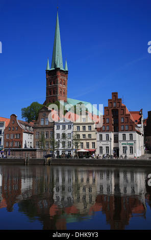 Historic waterfront presso il fiume Trave con Petrikirche , città anseatica di Lubecca, Schleswig-Holstein, Germania Foto Stock