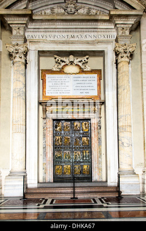 Porta santa (porta Santa) la maggior parte del Nord ingresso alla Basilica di San Pietro in Vaticano. È cementato e chiusa e aperta solo per anni giubilari. - Roma, Italia Foto Stock