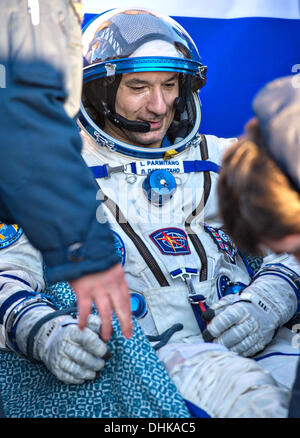 Il Kazakistan. 11 novembre 2013. Stazione Spaziale Internazionale Expedition 37 Tecnico di volo Luca Parmitano dell'Agenzia spaziale europea minuti dopo lo sbarco in Soyuz TMA-09M veicolo spaziale in una zona remota Novembre 11, 2013 al di fuori della città di Zhezkazgan, Kazakistan. Expedition 37 equipaggio è tornato a terra dopo cinque mesi e mezzo sulla Stazione spaziale internazionale. Credito: Planetpix/Alamy Live News Foto Stock