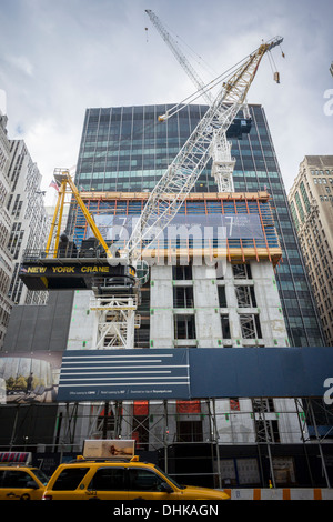 Costruzione di una gru a 7 Bryant Park sviluppo immobiliare sulla Sesta Avenue nel centro di Manhattan a New York Foto Stock