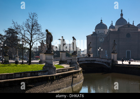 Veneto, Padova, le statue lungo il canale in Prato della Valle square Foto Stock