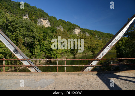 Vecchia trave reticolare scatola ponte attraversa un fiume su vecchi Route 66 nelle zone rurali del Missouri, USA Foto Stock