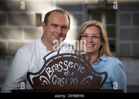 A Vichy, signor Olivier Tajetti e la signora Delphine Tajetti, proprietari di 'Brasserie du Casino' ristorante (Allier - Francia). Foto Stock