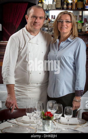 A Vichy, signor Olivier Tajetti e la signora Delphine Tajetti, proprietari di 'Brasserie du Casino' ristorante (Allier - Francia). Foto Stock