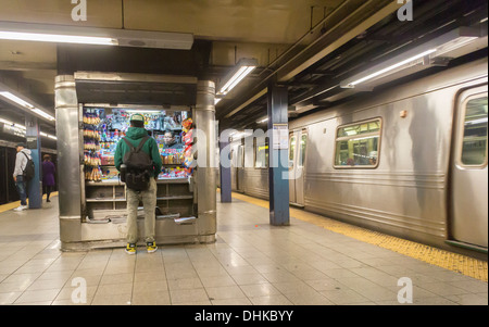 Una edicola nella camera Street la stazione della metropolitana di New York è visto il giovedì, 7 novembre 2013. (© Richard B. Levine) Foto Stock