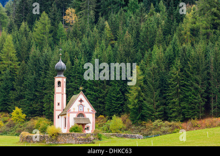 Johann (San Giovanni in italiano) cappella in Val di Funes nelle Dolomiti in Italia settentrionale Foto Stock