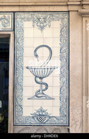 Piastrelle al di fuori della farmacia che mostra la ciotola del farmacista Hygieia il simbolo del serpente e cup, Madrid, Spagna Foto Stock