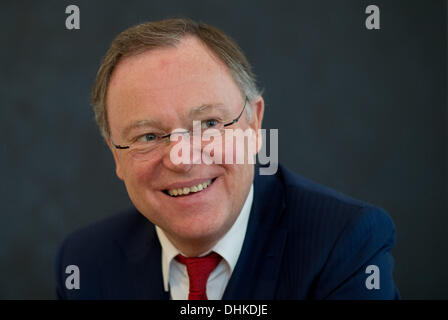 Hannover, Germania. Xii Nov, 2013. Premier della Bassa Sassonia Stephan Weil (SPD) sorrisi durante un colloquio nella casa di ospiti del governo del Land di Hannover, Germania, 12 novembre 2013. Weil il sunto delle trattative di coalizione è scettico. Foto: JOCHEN LÜBKE/dpa/Alamy Live News Foto Stock