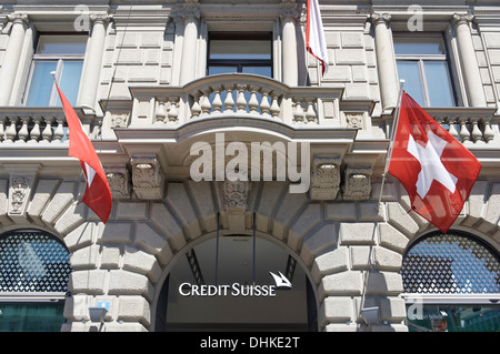 Banca Credit Suisse Paradeplatz, UBS e Credit Suisse, Swiss flag, 1 agosto, nazionale vacanza, Zurigo, Svizzera Foto Stock