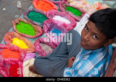 Giovane ragazzo colori di vendita Foto Stock