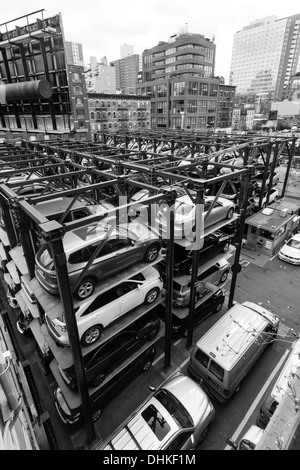 Veicolo automatizzato del sistema di memorizzazione parcheggio. Visto dalla linea alta, Chelsea New York City, Stati Uniti d'America. Foto Stock