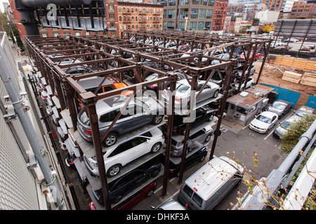 Veicolo automatizzato del sistema di memorizzazione parcheggio. Visto dalla linea alta, Chelsea New York City, Stati Uniti d'America. Foto Stock