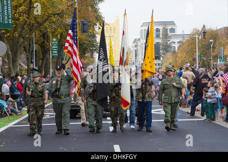 Sacramento, California, Stati Uniti d'America. 11 novembre 2013. Veterani parata del giorno del credito di Sacramento: Chris Aschenbrener/Alamy Live News Foto Stock