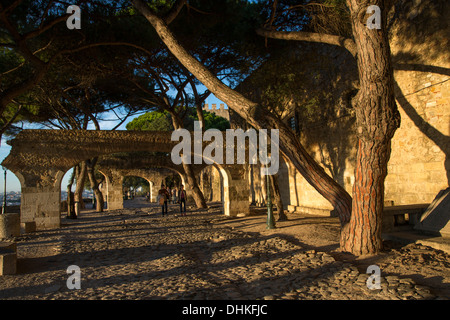 Percorso di ciottoli e le ombre di albero a Castelo de San Jorge, sul Castello di San George nel quartiere di Alfama, Lisbona, Lisboa, Portogallo Foto Stock