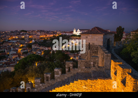 Castelo de San Jorge, sul Castello di San George nel quartiere di Alfama al crepuscolo con Igreja da Graca chiesa in distanza, Lisbona, Lisboa, Po Foto Stock