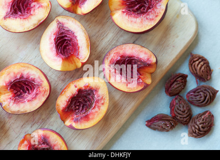 Nettarine e pesche noci tagliate a fette Foto Stock