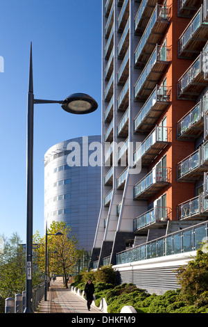 Il sentiero lungo il fiume Aire accanto a edifici a Whitehall Quay, Leeds, West Yorkshire Foto Stock