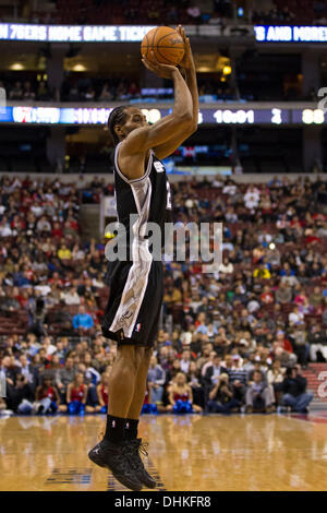 Novembre 11, 2013: San Antonio Spurs le piccole avanti Kawhi Leonard (2) Spara la palla durante il gioco NBA tra San Antonio Spurs e la Philadelphia 76ers presso la Wells Fargo Center di Philadelphia, Pennsylvania. Gli speroni win 109-85. (Christopher Szagola/Cal Sport Media) Foto Stock